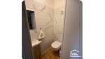 Toilette avec de la faïence 