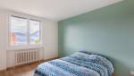 Chambre avec peinture bleu-vert dans le Grésivaudan