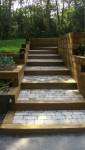 Allée de jardin en pas japonais escalier nivelé avec pierre reconstituée et cadrage bois à Meaux (77100)