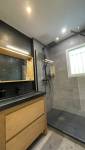 Salle de bain dans les tons gris, noir, et bois, très tendance ! 