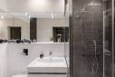 Salle de bain avec douche