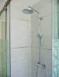 Rénovation d'une salle de bains d'invités  (Lyon Vaise) : Douche Grand Format et Meuble Vasque à tiroir blanc laqués