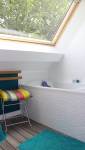 Fenêtre de toit moderne dans une salle de bain aménagée dans les combles - Cholet 49