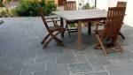 Terrasse dalle en granit gris moucheté après imperméabilisation - Pleyben (29190)