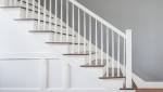 Une rampe d'escalier en bois.