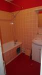 Salle de bain avant rénovation avec baignoire - Peypin (13124)