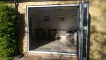 Baie vitrée percée dans un mur aveugle