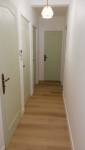 couloir peint blanc