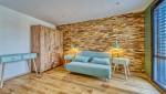 Un sol en carrelage imitation parquet aussi dans la chambre