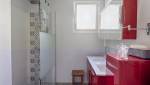 Aménagement salle d'eau SDE avec douche italienne création menuiserie PVC pose d'un lavabo double vasque dans ancienne réserve à Crozon (29160)