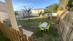 jardin extérieur avec maison enfants micro crèche La Maison Des Travaux Alès