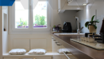 La Maison Des Travaux de Quimper Révèle une Cuisine Sur Mesure dans un Appartement Compact