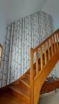 escalier et papier peint