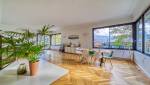 Mix and match parquet et béton ciré dans la pièce à vivre