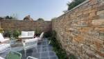 La terrasse et le mur avec parement pierre