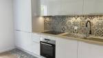 Rénovation de cuisine avec meubles façades laquées blanches
