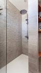 Douche avec receveur extra plat et faïence texturée