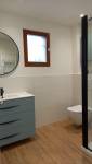 Vasque avec meubles bleu gris et miroir connecté