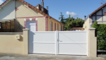 Portail blanc à Orgerus