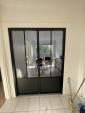 Pose d'une verrière de séparation entre entrée et séjour dans un appartement rénové - Nantes 44