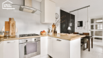 Cuisine blanche clair avec plan de travail en bois clair style sandinave