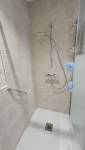Vue sur l'équipement de la douche