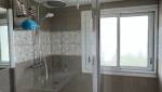 Fenêtre aluminium dans la salle de bain