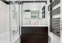 Limonest (69760) : une salle de bains rétro avec faiences métro blanches et noires