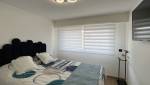 Fenêtre aluminium dans la chambre