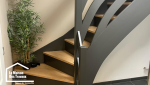 Escalier de face marche en bois et rembarre noire en acier 