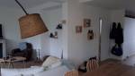 Parquet au sol et mur blanc pour ouvrir les volumes 