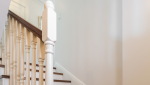 Rampe d'escalier en bois blanc