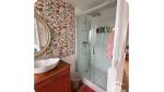 Cabine de douche spacieuse 