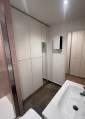 de nombreux rangements dans la salle de bain