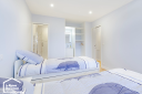 Chambre d'enfants avec salle de bain attenante