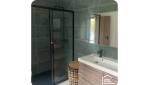 Mettre une paroi de douche 