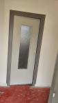 Encadrement de porte en coloris gris clair