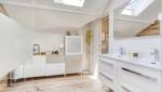 Une salle de bain chaleureuse grâce au sol en carrelage imitation bois