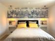 Lentilly (69210) : rénovation d'une suite parentale avec papier peint panoramique et tête de lit sur mesure