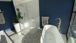 salle de bain rénovée avec vue baie vitrée La Maison Des Travaux Alès