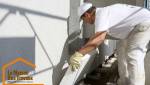 Artisans installant l'isolation externe