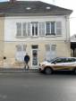 Notre courtier devant la nouvelle façade fraichement rénovée