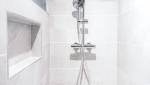 Douche avec colonne et niche à savons