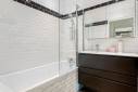 Limonest (69760) : une salle de bains rétro avec faiences métro blanches et noires