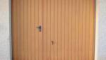 Porte de gargae en bois avec petit porte sur le côte