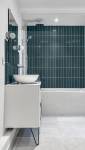 Carreaux muraux bleus brillants dans une salle de bain moderne à Paris 16
