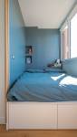 Chambre bleue avec lit double et bureau moderne à Garches.