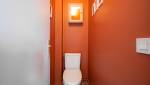 WC moderne intégré harmonieusement dans la salle de bain à Paris 8e
