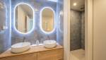 Salle de bain rénovée avec douche à l'italienne et carrelage élégant