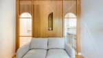 Canapé-lit confortable et élégant dans le salon rénové de Paris 16e